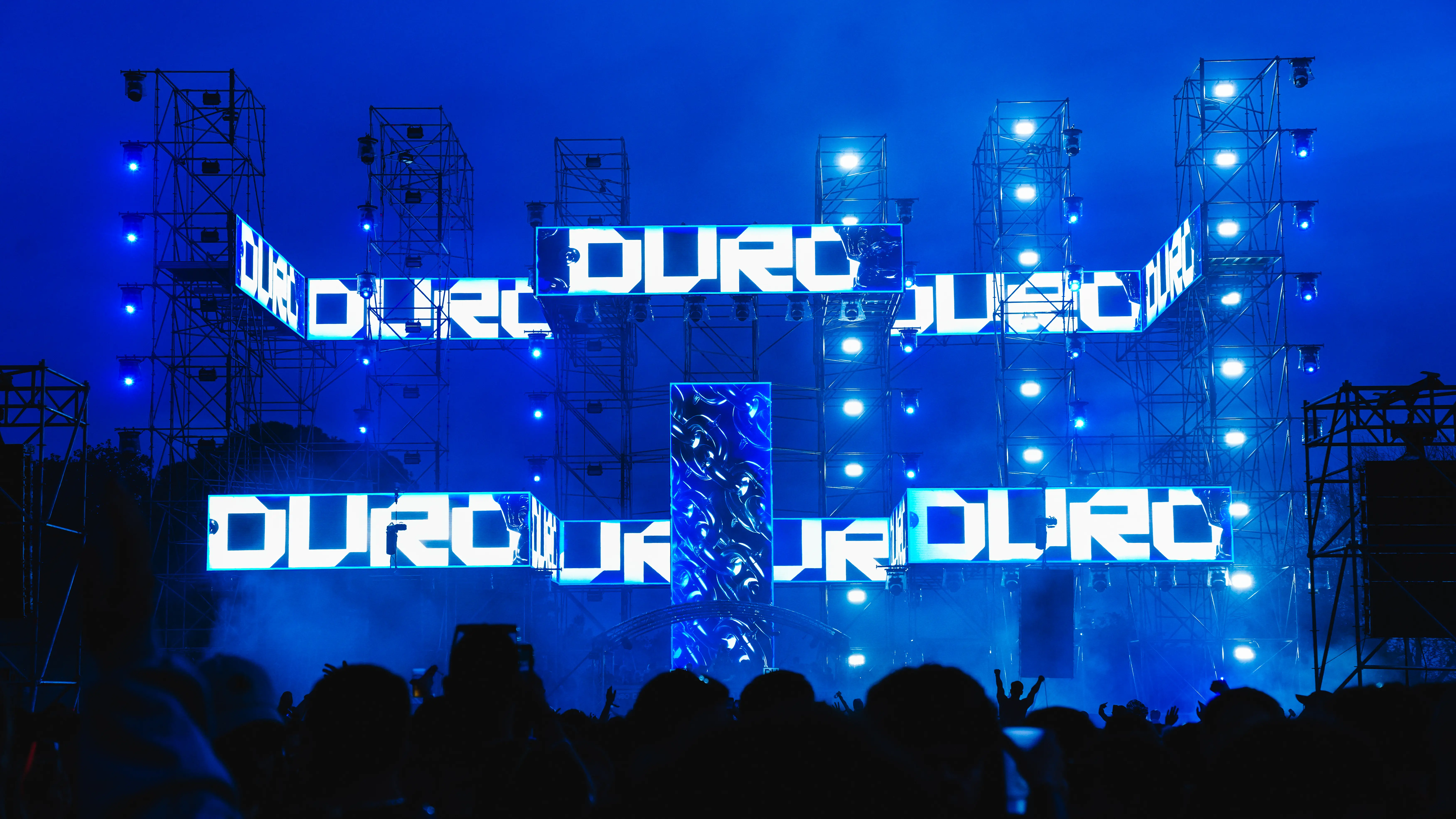 Cinematic lighting and stage effects capturing